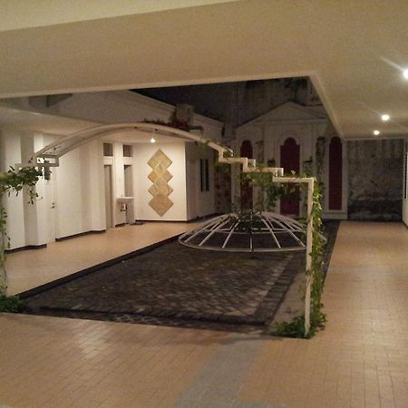 Loxy Inn Surabaya Kültér fotó