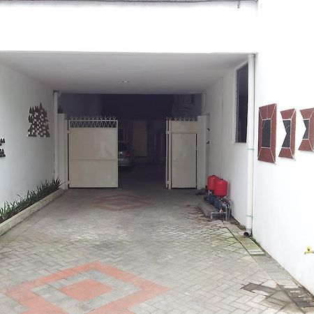 Loxy Inn Surabaya Kültér fotó