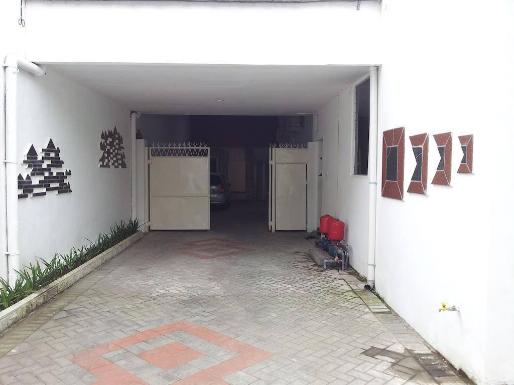 Loxy Inn Surabaya Kültér fotó